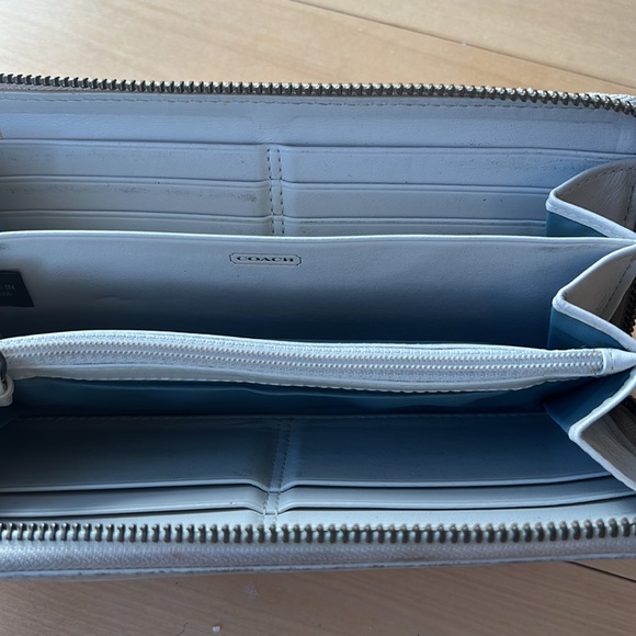 Coach soft pebble leather wallet - Picture 3 of 4